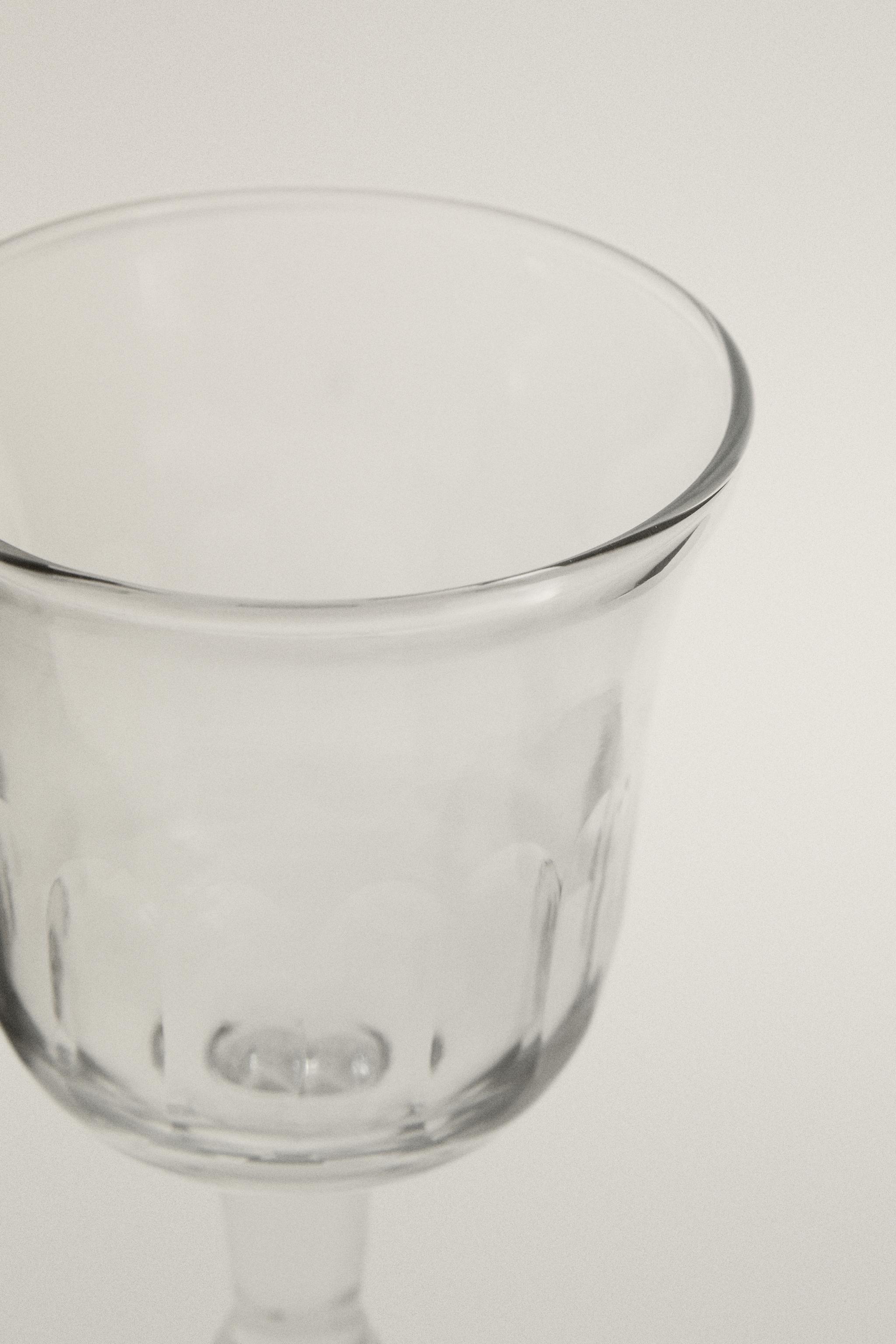 VERTICAL RAISED DESIGN GLASS